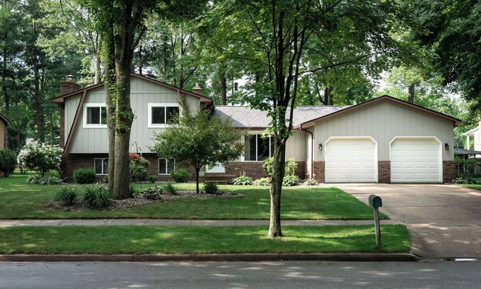 Midland House | 4-bedroom tri-level house in enchanting Midland with WiFi, AC. Pet friendly.
