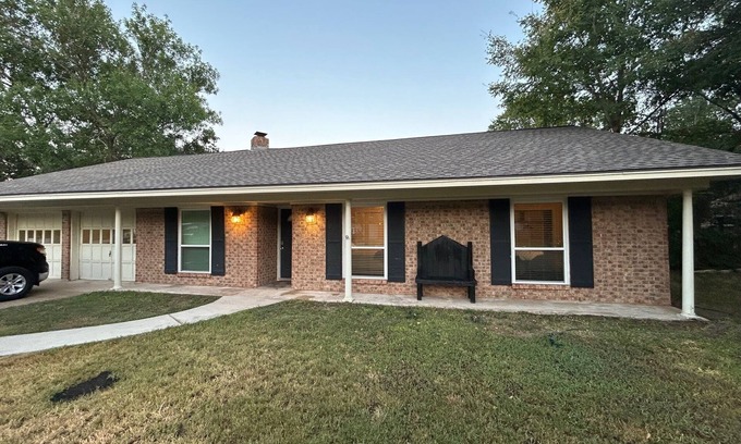 College Station House | 4-bedroom vacation home just 4 minutes from Texas A&M University