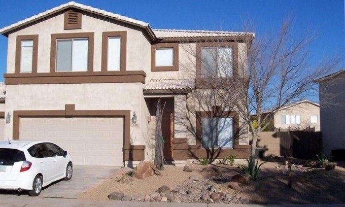 San Tan Valley House | 4 Bedroom Vacation Home in Johnson Ranch with Hot Tub