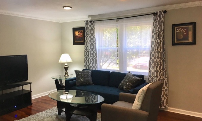 Merrifield House | 4-bedroom vacation home just 9 minutes drive to Tysons Corner Center