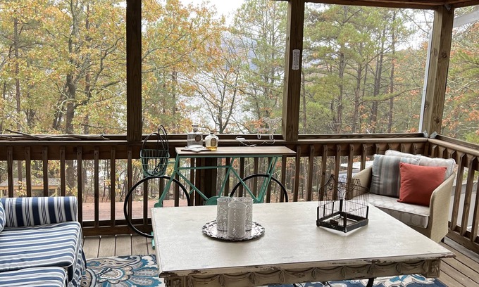 Shirley House | 4-bedroom vacation home Lake Front with a Hot Tub Bunk House