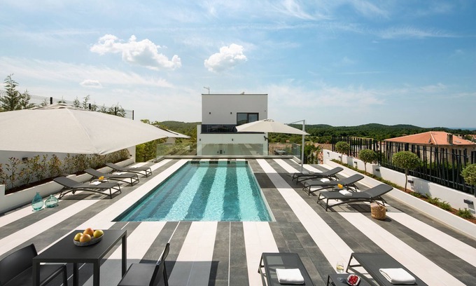 Flengi Villa | 4-bedroom villa in amazing Flengi with WiFi, AC, fitness room
