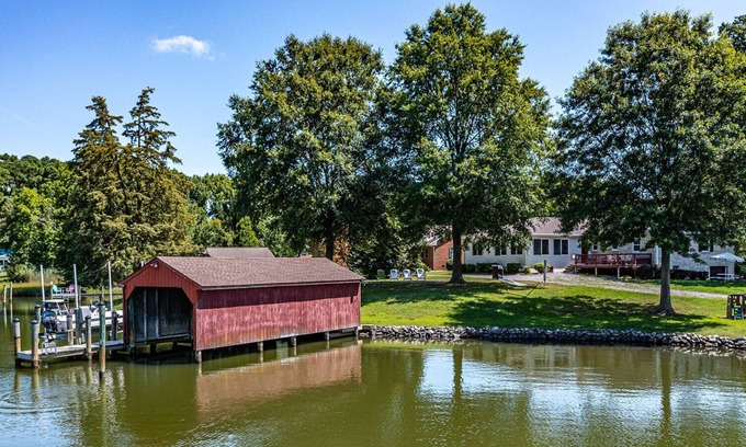 Reedville House | 4 bedroom water front spacious house close to Main Streen in Reedville