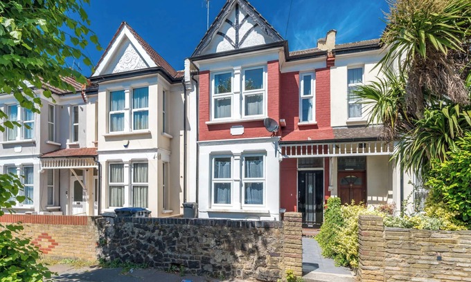 Bowes House | 4 Bedroomed Home with 2 Baths & Free Parking