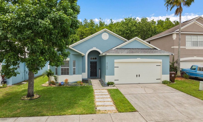 Lakeside Estates House | 4 Bedrooms/2 Bathrooms AMAZING HOME! PRIVATE POOL!
