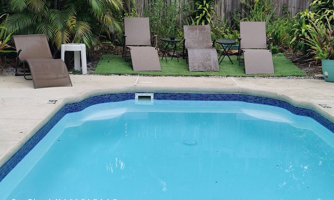 Lake Magdalene House | 4 Bedrooms 3000 sqf Pool Home - Jetted Tub & Rain Shower in Master Bathroom