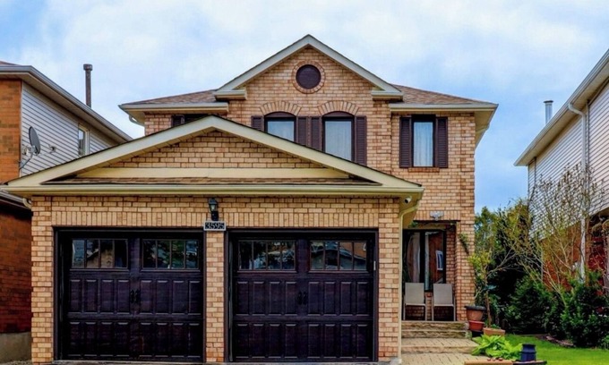 Erin Mills House | 4 Bedrooms Detached Home with parking, closer to commercial area