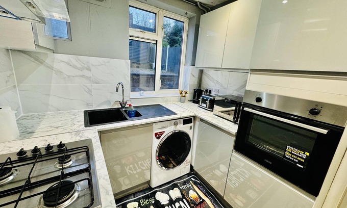 Iverley House | 4 Bedrooms Full House Stourbridge Birmingham