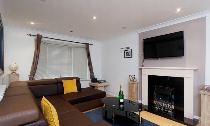 Stanley Apartment | 4 BEDROOMS. HUGE HOUSE. 7 BEDS. EVERYTHING NEW