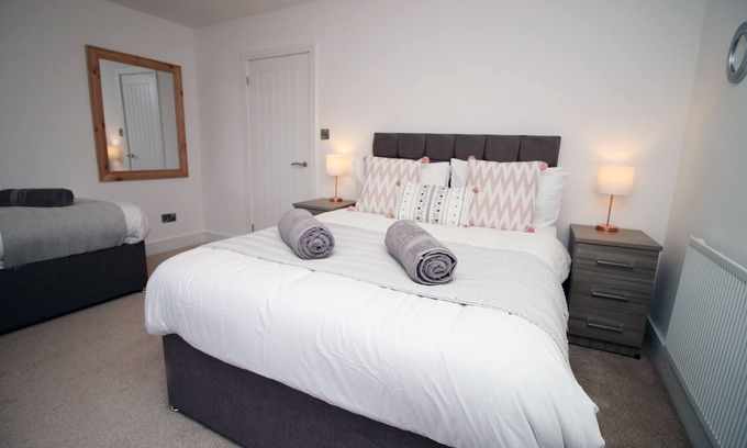 Landore House | 4 Bedrooms, Street Parking, Convenient Location