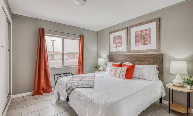 Biggs Field House | 🌞4 bedrooms WITH KING BEDS by the AIRPORT with REFRIGERATION & WIFI