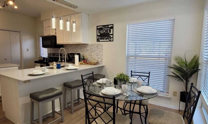 Euless House | 4 beds~3br-2.5 bath~family/Pets~Long-stay discount!-shopping/DFW airport