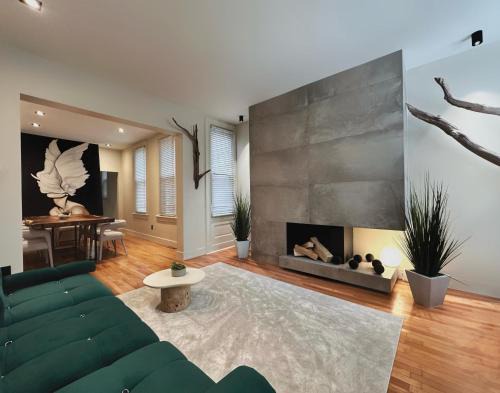 East Allegheny Apartment | 4 BEDS Private Patio Central Modern Stay