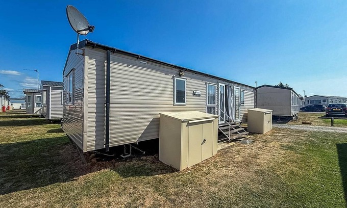 Felixstowe House | 4 berth caravan with unlimited Wi-Fi at Suffolk Sands Holiday Park ref 45022B