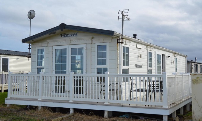Barmston House | 4 berth caravan with full sea view at Barmston Beach Holiday Park ref 62047O