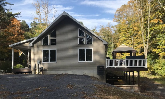 Huntingdon Ski Chalet | 4 BR/2 BA Sleeps 12 Hot Tub!<2 miles to Snyder'sRun Boat Launch; 45 min to PSU