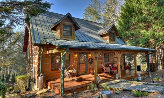 Cherry Log Cabin | 4 BR 3BA cabin close to Blue Ridge, Kids Zip Line, Hot Tub & Gym.