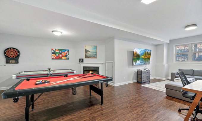 West Town Apartment | 4 br/3ba, Great for Large Groups, Garage Parking. Spacious and updated!