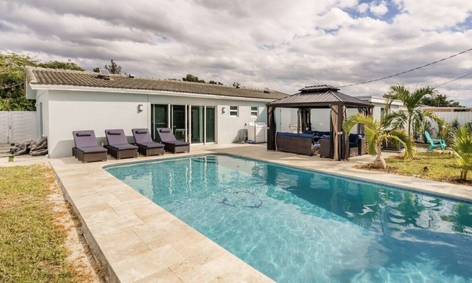 Broadview Park House | 4 BR home with private pool