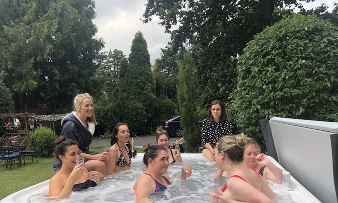 Winton Apartment | 4 BR luxury apt with private hot tub spa facilties, sleeps up to 12