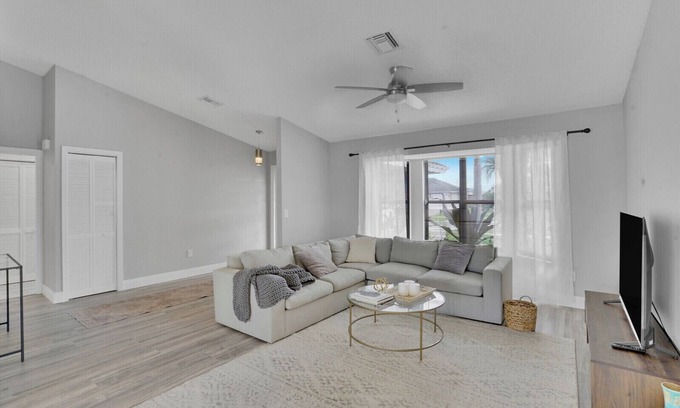 Wellington House | 4 br Luxury Retreat with Heated Pool in Wellington