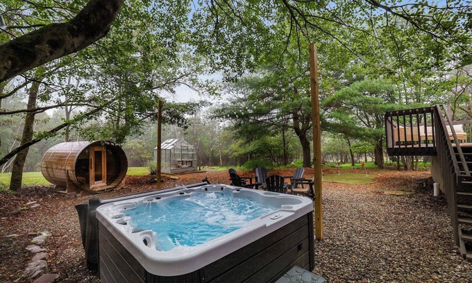 Tunkhannock Township House | 4 Br Mtn Cabin! Sauna~Hot Tub~Fire Pit~Putt Putt