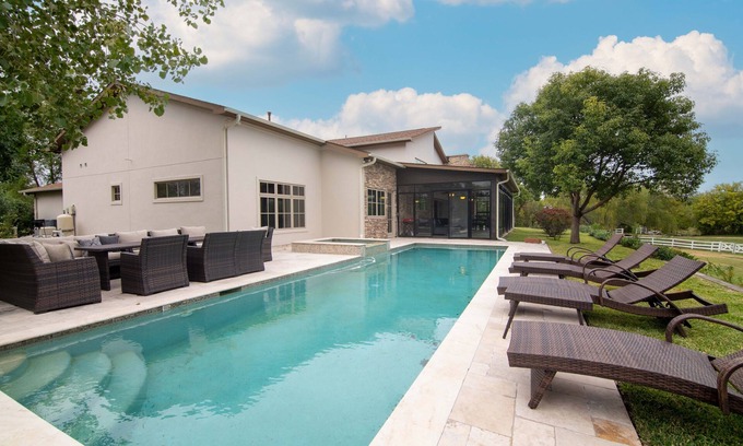 Rosenberg Villa | 4 BR Villa w/Heated Pool & Spa , Sauna,Turkish Hammam BBQ and Huge Backyard