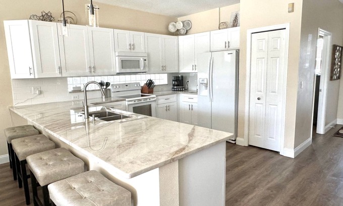 Sunset Lakes House | 4 BR W/Private Pool, Game Room & Wireless Internet