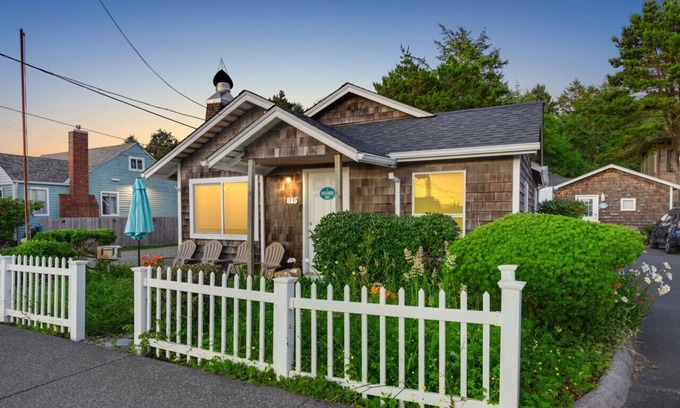 Downtown Cannon Beach House | 4 Buccaneer Bay: Charming Bungalow | Walk to Beach | Dog-Friendly