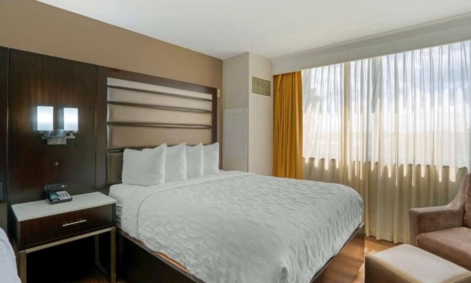Baymeadows House | 4 Budget-friendly Units! FREE Breakfast, Parking! Near Tree Hill Nature Center!
