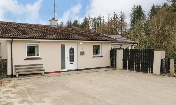 Belleek House | 4 CARLTON COTTAGES, pet friendly, with hot tub in Enniskillen