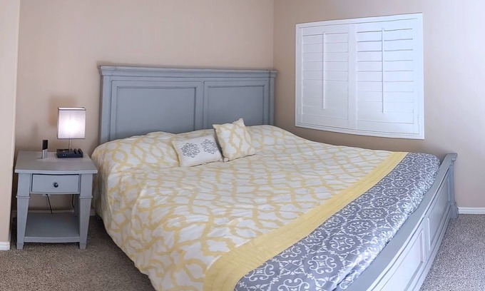 St. George House | #4 Cheerful room with a Select Number king bed
