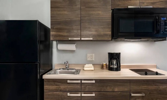 Pooler House | 4 Comfortable Rooms w/Kitchen & Pet-Friendly Perks for Large Groups Visits