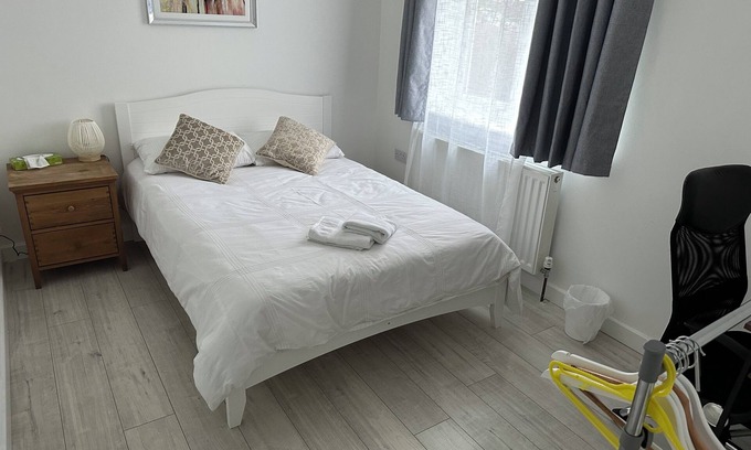 Headington House | 4 double bedroom modern house, close to shops , hospitals, Brooks , Headington