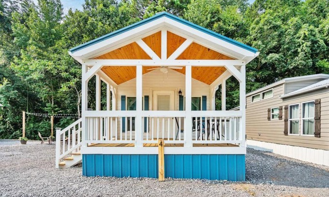 Guntersville Apartment | 4 Heron Haus, Luxury Tiny House, Pet Friendly, Mins to Downtown Guntersville