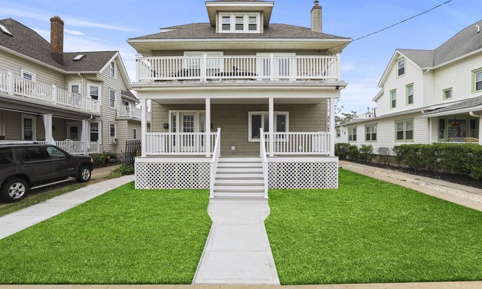 Wall House | 4 Houses from the Beach! 7 bedroom 4 bath house.