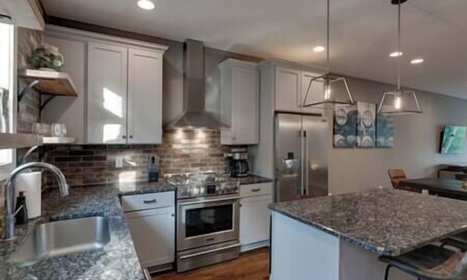 Melrose House | 4 Huge Townhomes-12 BDRM total-3 Miles Broadway!