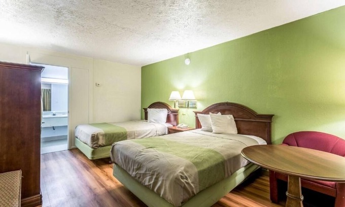 Edgewood House | 4 Inviting Rooms for Budget Travelers w/Free Breakfast & Laundry On-Site