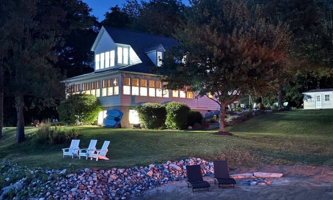 Fair Haven House | 4 King Bed Private Beach +Pet Friendly +Pickleball