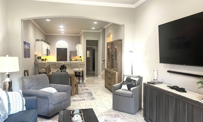 Spring Creek House | 4 king bedrooms and 4 baths - just 15 min to A&M - 1-2 miles to 35 restaurants!