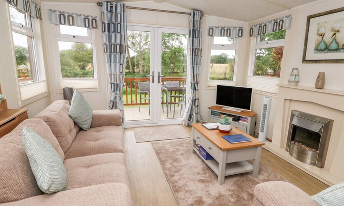 Haveringland Cottage | 4 LAKE VIEW, pet friendly, luxury holiday cottage in Norwich