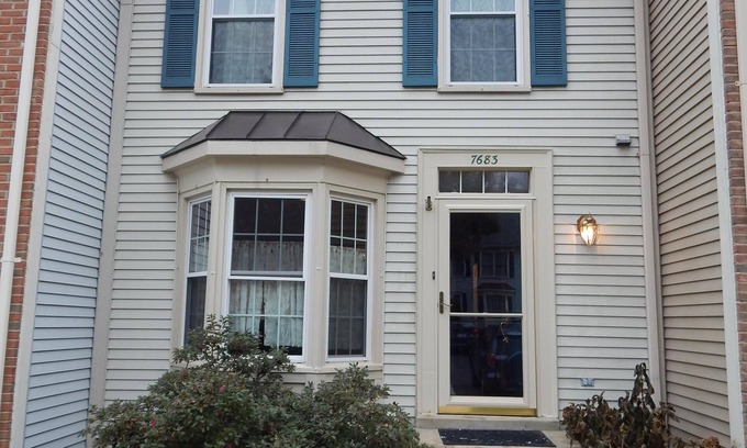 Newington House | 4 Levels Of Comfortable Townhome With Modern Features.