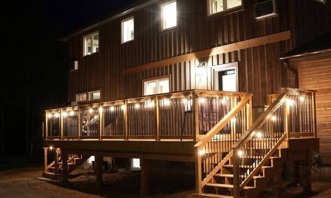 Algonquin Highlands Apartment | #4 Lodge Room (1 King Bed)