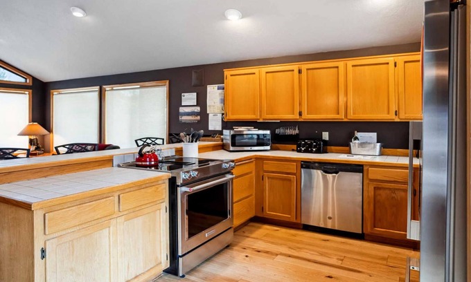 Overlook Park House | 4 Lowland-Sunriver, Oregon: Hot Tub, BBQ, WiFi, SHARC Aquatics, Tubing Hill, Mt. Bachelor, Golf, Deschutes River, Tennis, Bike Paths