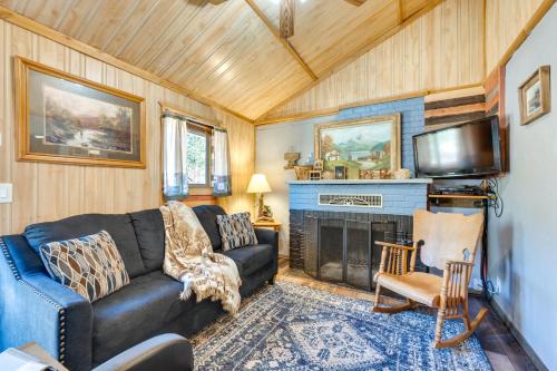 Drake House | 4 Mi to Estes Park Riverfront Cabin with Hot Tub!