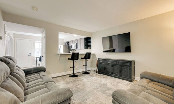 Humble House | 4 Mi to IAH: Suburban Houston Townhome