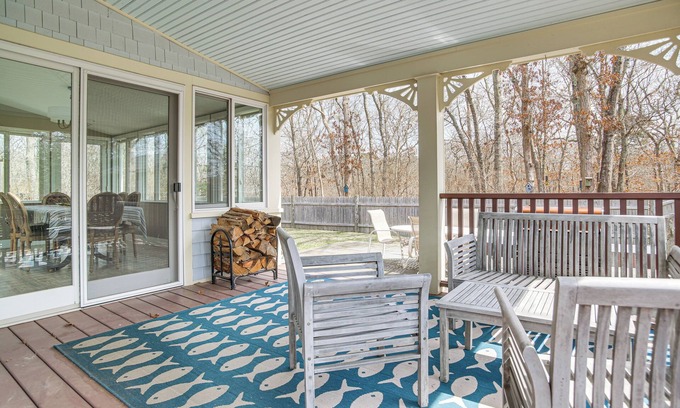 Lagoon Heights House | 4 Mi to Inkwell Beach: Home in Oak Bluffs!