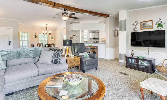 Elizabeth House | 4 Mi to Norfork Lake: Country Stay w/Farm Views!