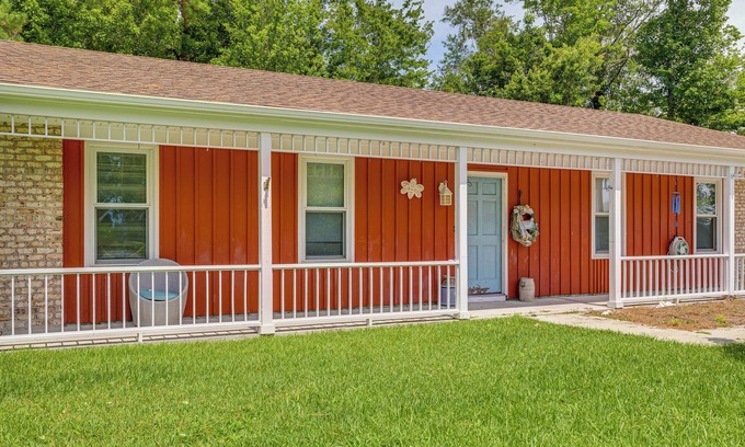 Morehead City Cottage | 4 Mi to Radio Island Beach: Family Cottage