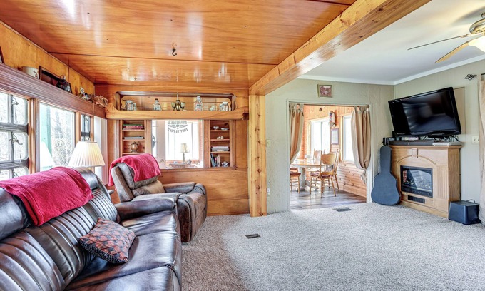 Evart Cabin | 4 Mi to Snowmobile Trails: Muskegon River Retreat